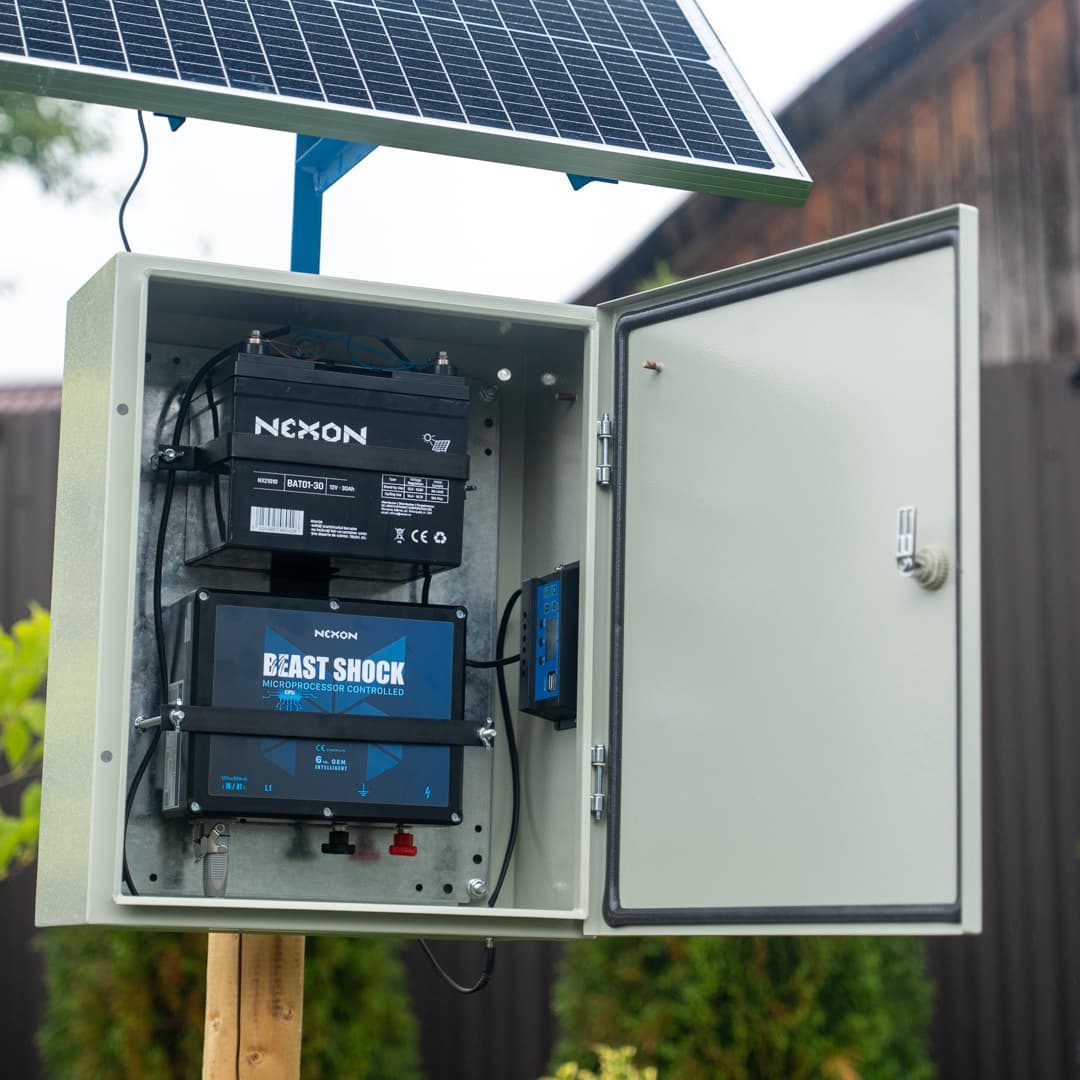 NEXON Villanypásztor Csomag BeastShock 6 J 12V, 50W-os Napelemmel és 30Ah Akkumulátorral Fém Dobozban – 2. kép