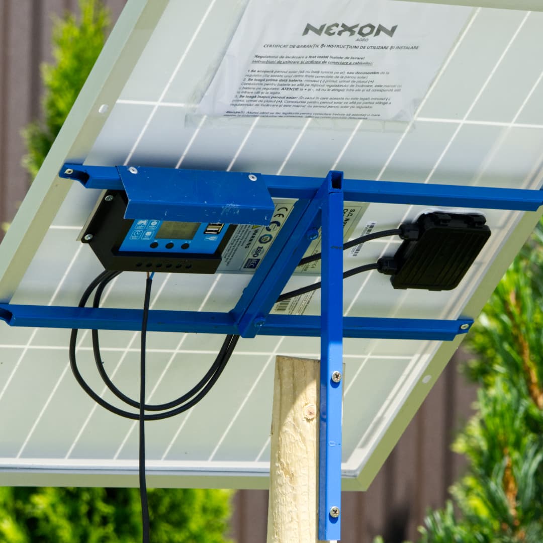 NEXON 50W napelem szett villanypásztorhoz tartóval és töltésszabályzóval