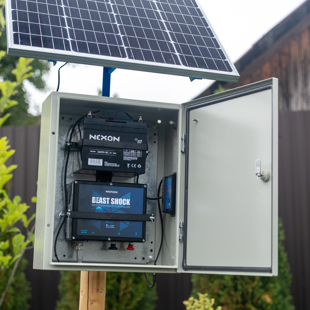 NEXON Villanypásztor Csomag BeastShock 7.5 J 12V 80W-os Napelemmel és 30Ah Akkumulátorral, Fém Dobozban – 3. kép