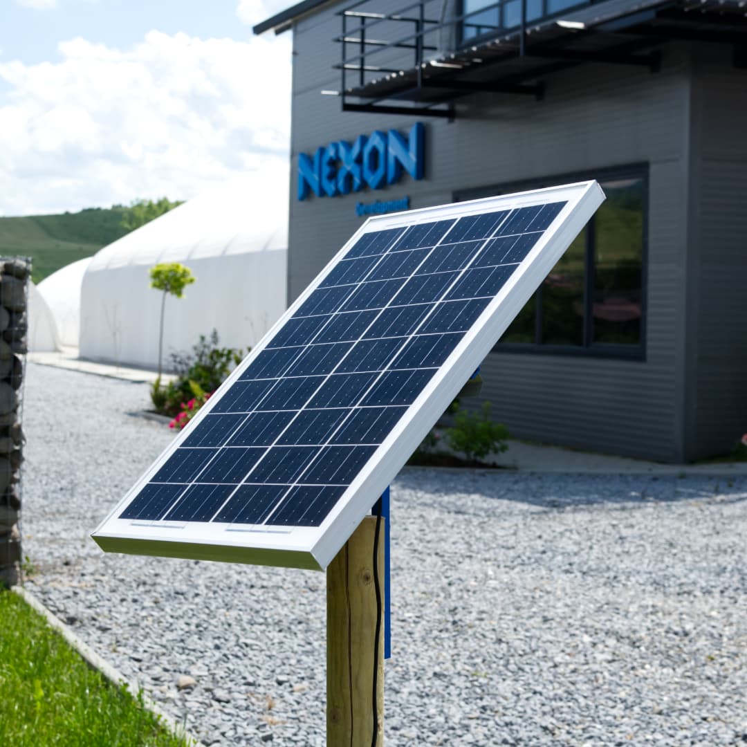 NEXON 30W napelem villanypásztorhoz tartóval és töltésszabályzóval – 2. kép